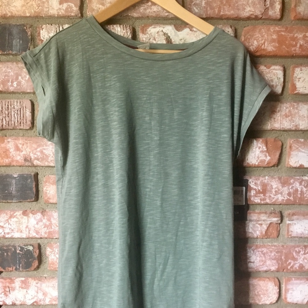 NWT Mountain Hardwear Tee